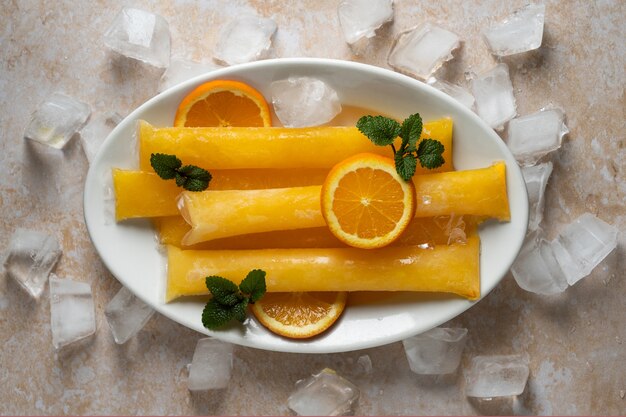 Kostenloses Foto typische brasilianische freezies mit fruchtstillleben