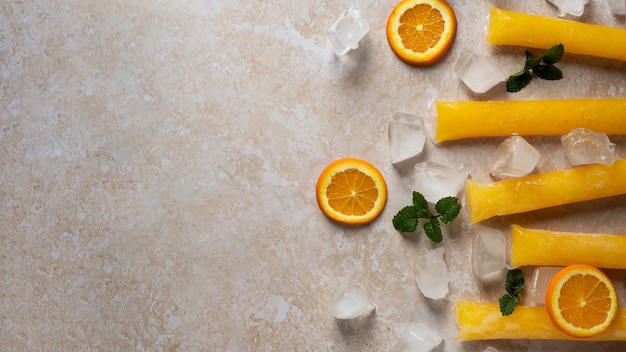 Kostenloses Foto typische brasilianische freezies mit fruchtstillleben