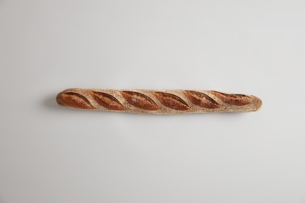 Kostenloses Foto typisches französisches brot. langes, dünnes, appetitliches baguette mit perfektem aroma und knuspriger kruste, das gerade in einer bäckerei gebacken wurde und üblicherweise aus magerem grundteig hergestellt wird, kann in scheiben geschnitten oder zu ihren gerichten hinzugefügt werden. bäckereikonzept