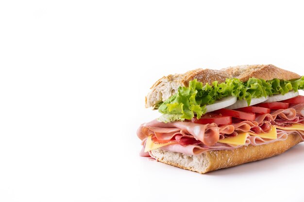 U-Boot-Sandwich mit Schinken, Käse, Salat, Tomaten, Zwiebeln, Mortadella und Wurst. Kopieren Sie Platz