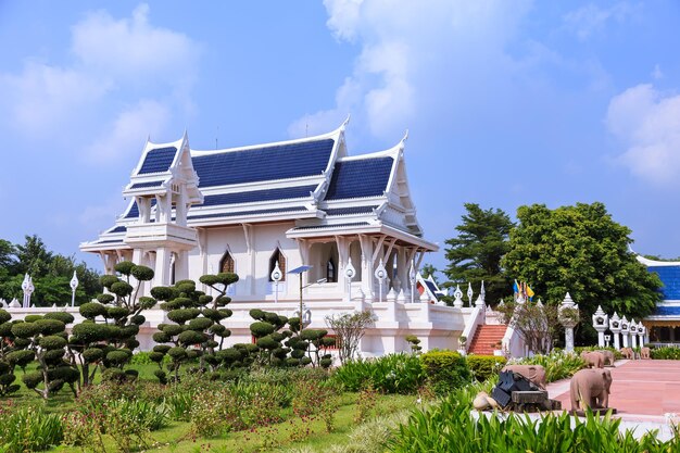 Ubosot oder Ordinationshalle im thailändischen Tempel kushinagar Indien