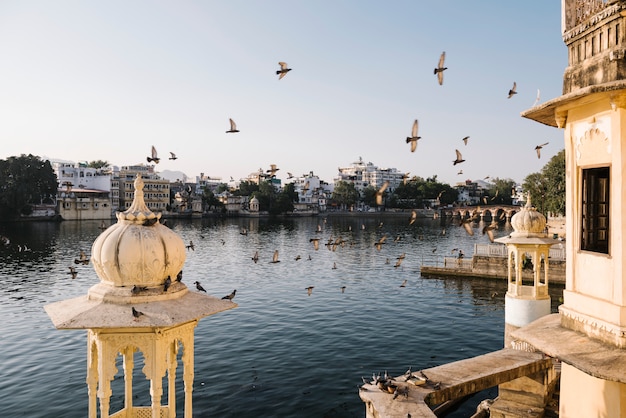 Udaipur-stadtansicht von einem hotelbalkon in rajasthan, indien