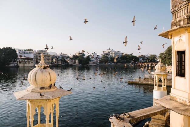 Udaipur-Stadtansicht von einem Hotelbalkon in Rajasthan, Indien