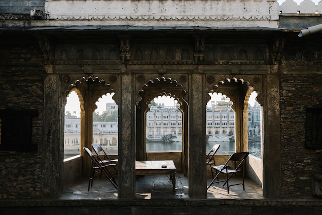 Udaipur-Stadtansicht von einem Hotelbalkon in Rajasthan, Indien