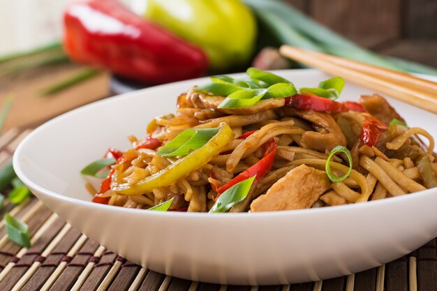 Udon Nudeln mit Hühnchen und Paprika. japanische Küche