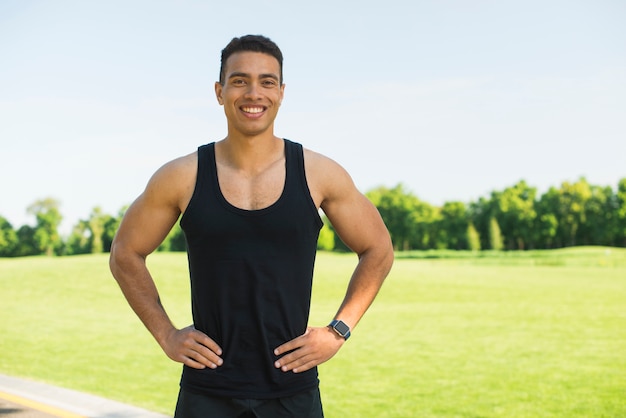 Kostenloses Foto Übender sport des athletischen mannes im freien