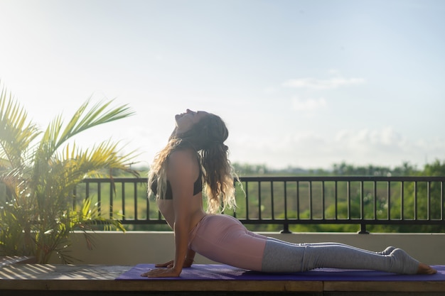 Kostenloses Foto Übendes yoga der jungen frau