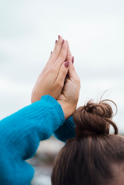 Übendes Yoga des entspannten Mädchens im Freien