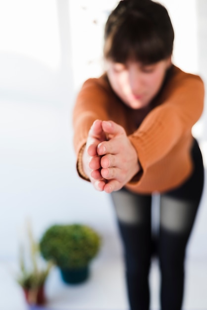 Kostenloses Foto Übendes yoga des entspannten mädchens zu hause