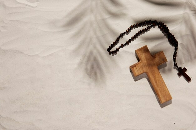 Überblick über Holzkreuz und Rosenkranz