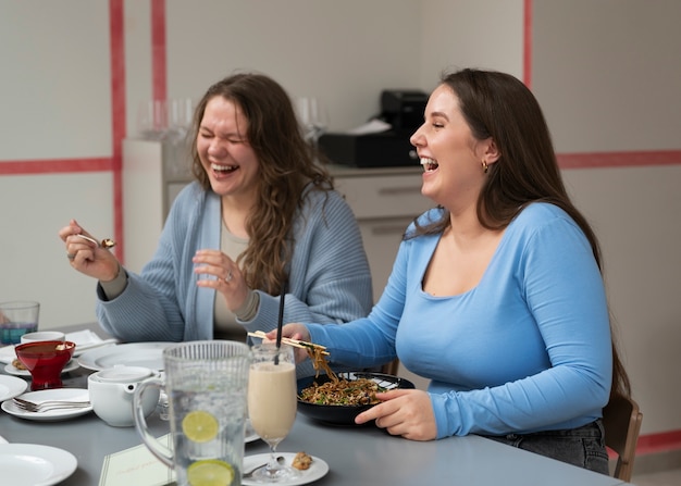 Kostenloses Foto Übergroße freundinnen verbringen zeit miteinander in einem restaurant