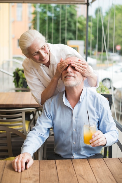 Überraschender ehemann der mittleren schussfrau am restaurant