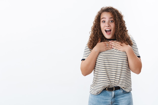 Kostenloses Foto Überrascht dankbar beeindruckt süßes geburtstagskind übergewicht halten hände brust amüsiert offener mund akzeptieren gerne tolles unerwartetes geschenk stehend dankbar weiße wand schätzen anstrengung