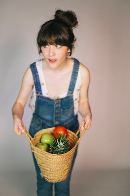 Kostenloses Foto Überrascht frau mit bast tasche