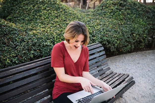 Kostenloses Foto Überraschte frau, die auf laptop zeigt