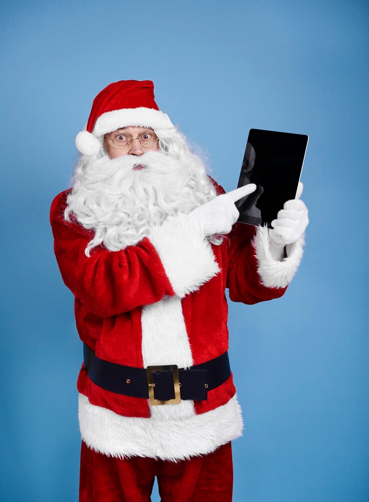 Kostenlose Foto überraschtes weihnachtsmann, der digitalanzeige hält
