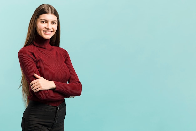 Kostenloses Foto Überzeugte frau der vorderansicht im studio