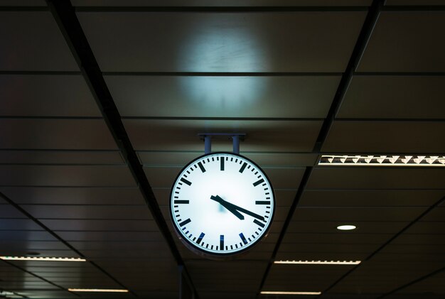 Uhr auf einem Bahnhof