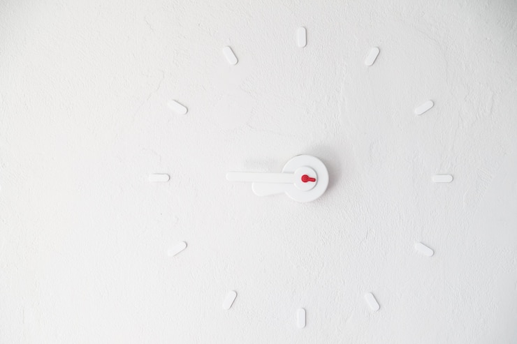 Kostenlose Foto uhr auf weiße wand
