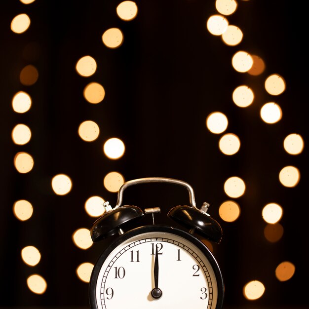Uhr mit goldenen Lichtern in der Nacht des neuen Jahres