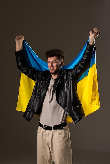 Kostenloses Foto ukraine-flagge auf schwarzem hintergrund krieg in der ukraine patriot seines staates gelbe und blaue flagge liebe dein land tag des sieges im krieg