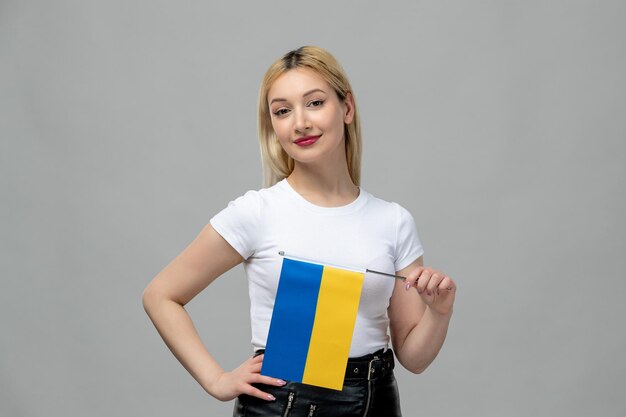 Ukraine russischer Konflikt blondes süßes Mädchen mit rotem Lippenstift und ukrainischer Flagge glücklich