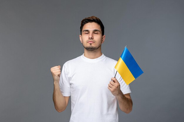 Ukraine-Russland-Konflikt mutiger gutaussehender Kerl im weißen Hemd mit glücklich für den Sieg