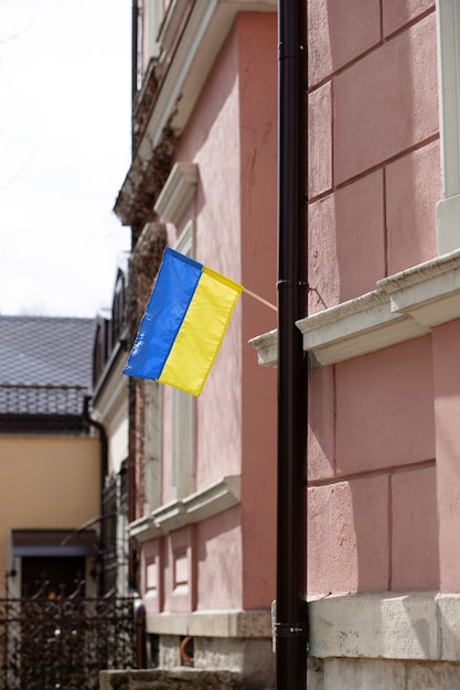 Kostenloses Foto ukrainische flagge auf einem gebäude