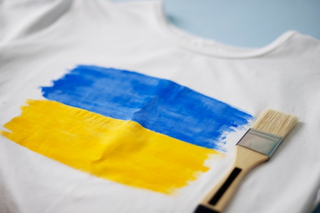 Kostenloses Foto ukrainische flagge auf weißem t-shirt