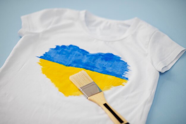 Ukrainische Flagge auf weißem T-Shirt