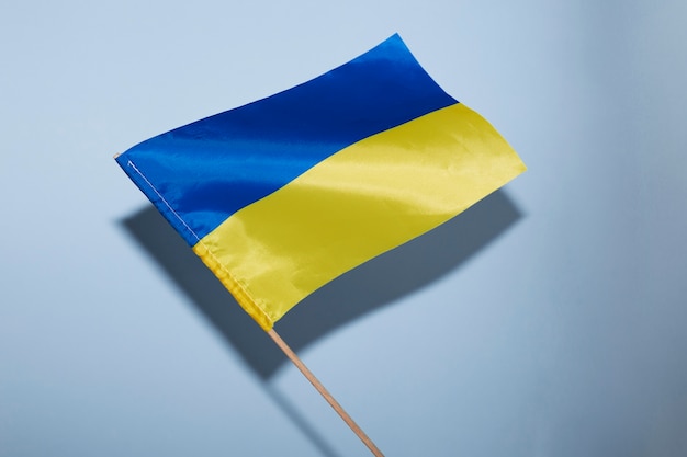 Ukrainische Flagge mit Stock