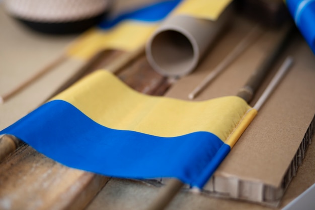 Ukrainische Flagge und Karton auf dem Tisch