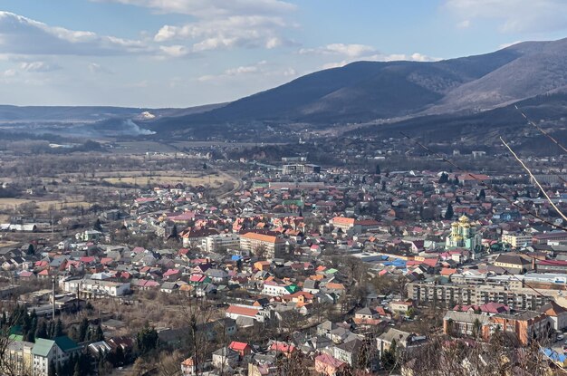 Ukrainische Stadt in der Nähe von Berglandschaft am sonnigen Tag