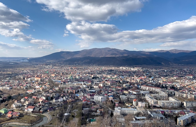 Ukrainische Stadt in der Nähe von Berglandschaft am sonnigen Tag