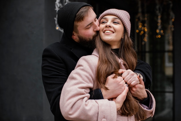 Umarmung des jungen Paares im Freien