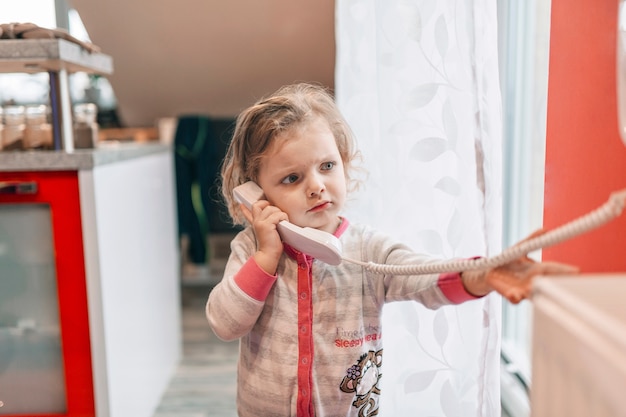 Kostenloses Foto umgekipptes mädchen, das am telefon spricht