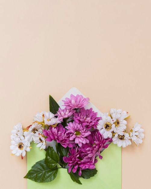 Umschlag mit Blumenanordnung