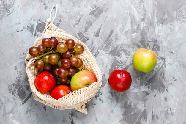 Umweltfreundliche, einfache einkaufstaschen aus beiger baumwolle zum kauf von obst und gemüse mit sommerfrüchten.