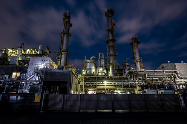 Umweltverschmutzung und Fabrikaußenseite bei Nacht