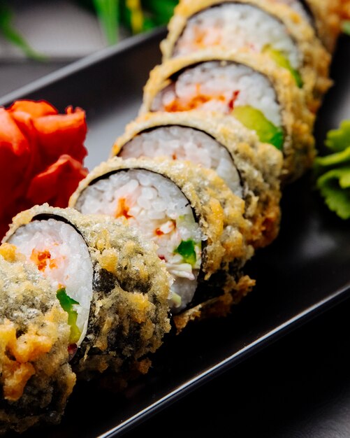 Unagi Maki Tempura Gurke Reis Aal Frischkäse Ingwer Seitenansicht