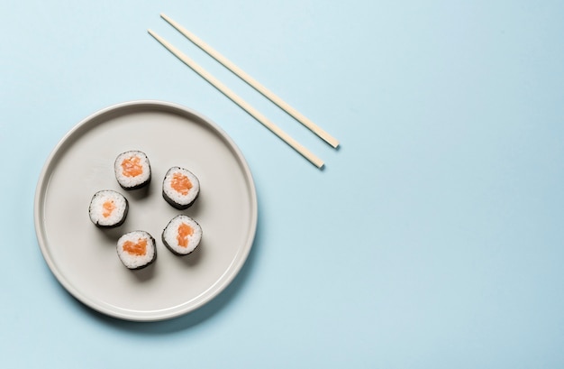 Unbedeutender japanischer Sushiteller auf blauem Hintergrund