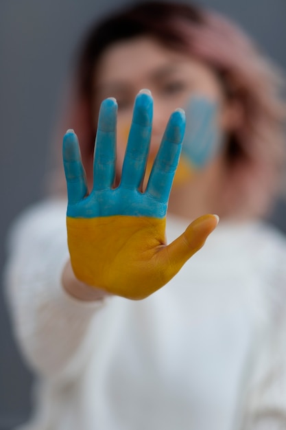 Undeutliche Frau mit gemalter Hand