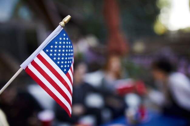 Undeutliche Leute, die mit amerikanischer Flagge feiern