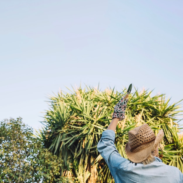 Kostenloses Foto unerkennbare frau mit schaufel im garten