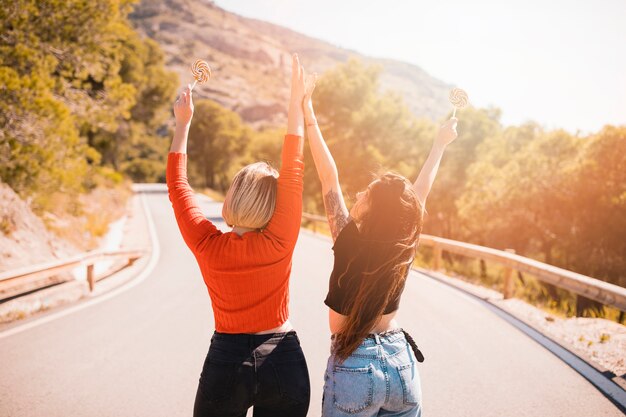 Unerkennbare Frauen auf Landstraße