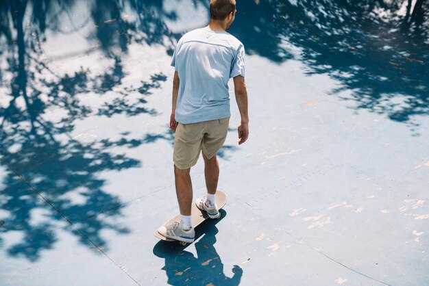 Unerkennbarer Mann, der Skate fährt