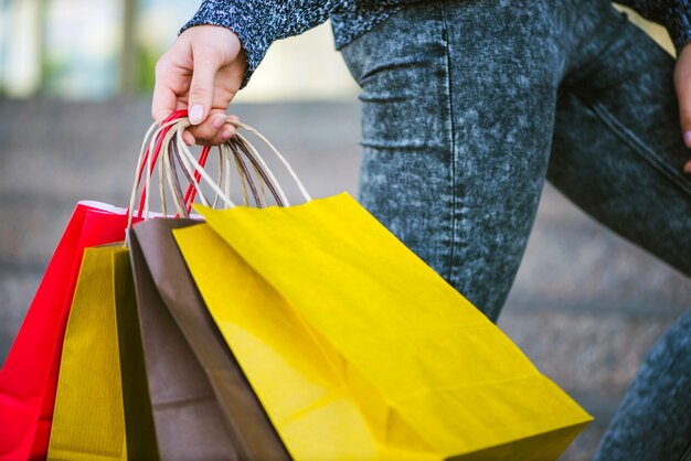 Kostenloses Foto unerkennbarer shopper mit taschen