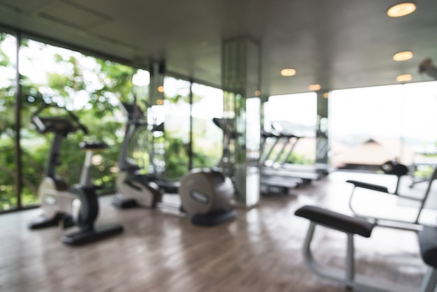 Unfocused Fitnessraum mit großen Fenstern