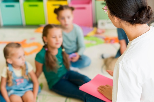 Unfokussierte Kinder achten auf ihren Lehrer