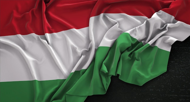 Ungarn Fahne geknittert auf dunklem Hintergrund 3D Render